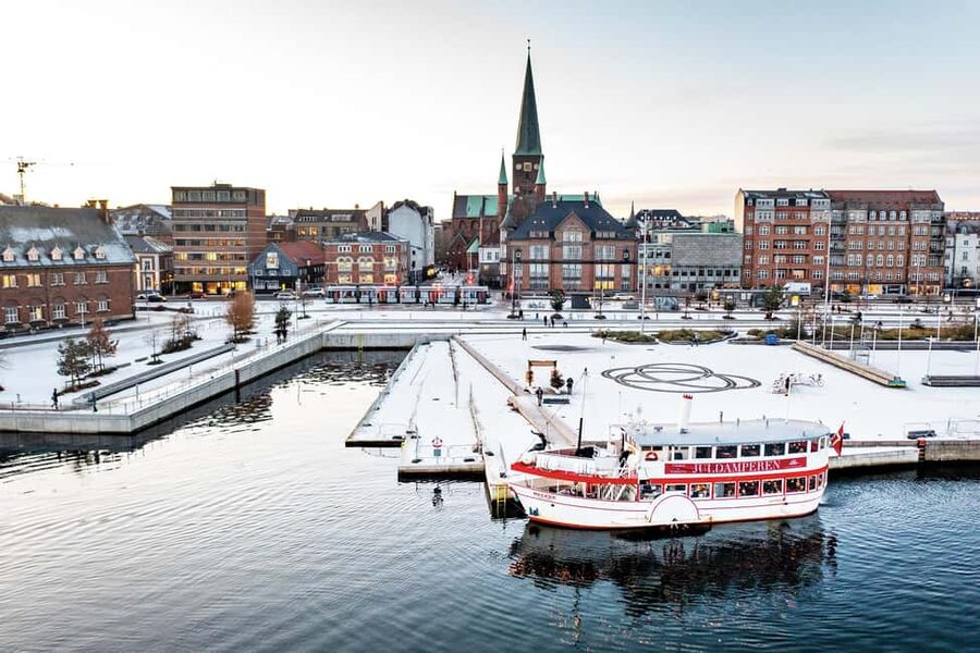 Aarhus: Christmas Harbour Cruise with Local Guide - Drinks, Snacks, and the One Service Weakness