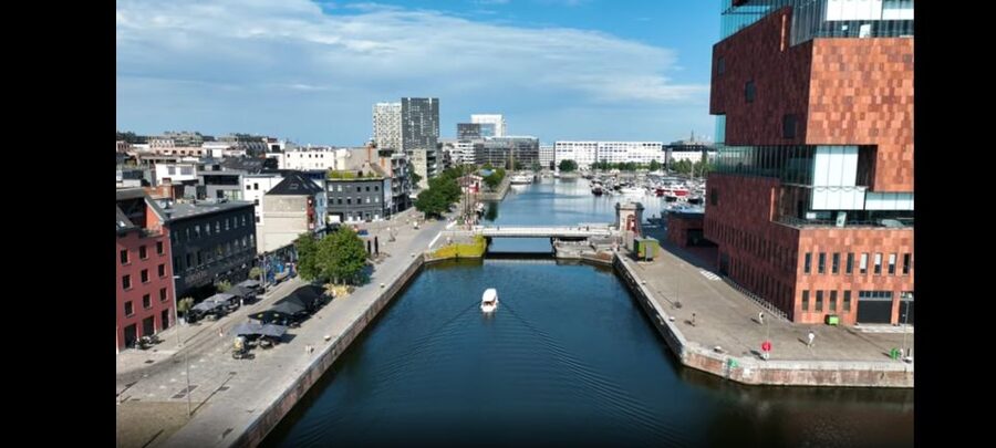 Antwerp: Private Old Harbour Boat Tour Incl. Drinks & Snacks - The skipper makes the difference