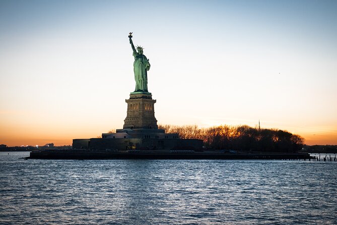 Circle Line: 2hr - New York City Harbor Lights Cruise - Food, Drinks, Wi-Fi, and Basic Comforts