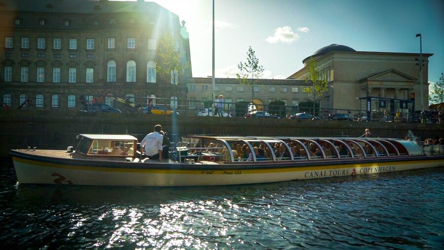 Copenhagen: Classic Canal Tour & The Harbour - Christianshavn, the Opera House, and Amalienborg