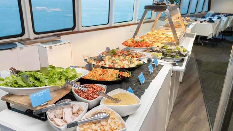 Darwin: Darwin Harbor Sunset Cruise with Buffet Dinner - Drinks, music, and the evening mood