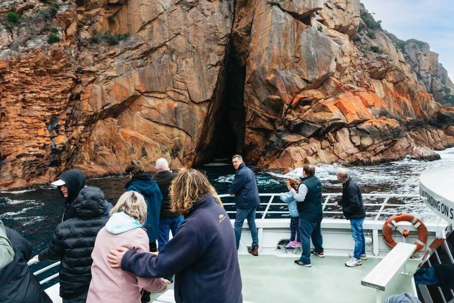 From Coles Bay: Wineglass Bay Cruise with Lunch - What to pack for the afternoon