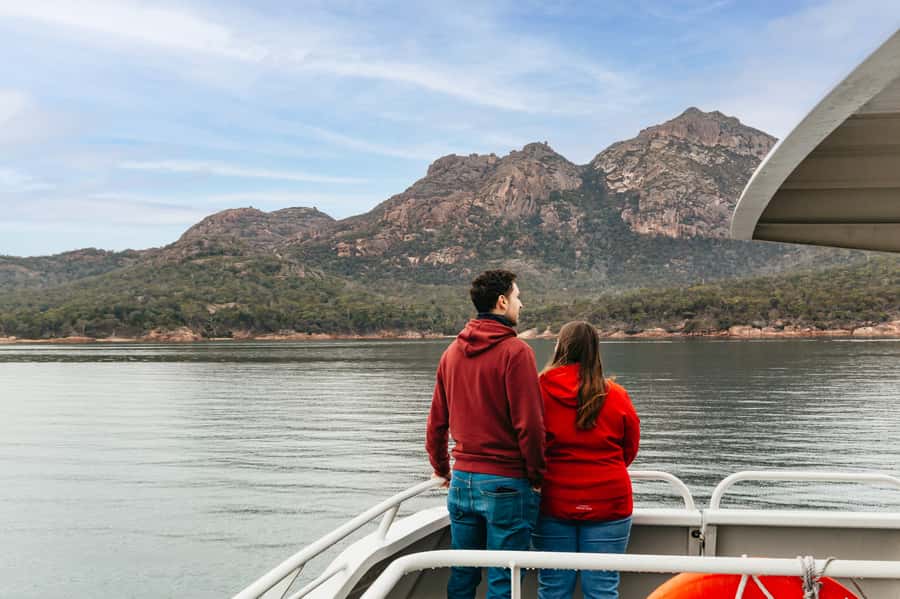 From Coles Bay: Wineglass Bay Cruise with Lunch - Granite cliffs, sea caves, and hidden coves