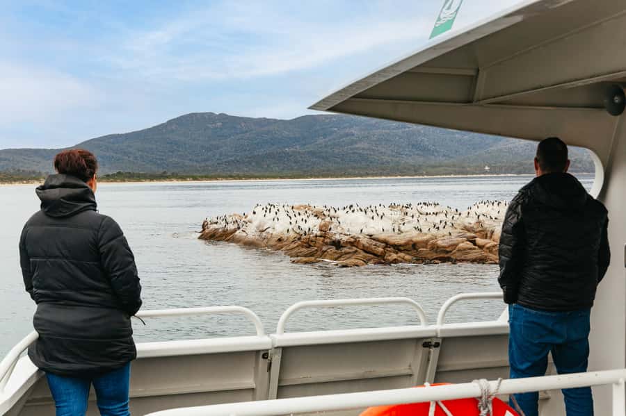 From Coles Bay: Wineglass Bay Cruise with Lunch - Reaching Wineglass Bay by boat
