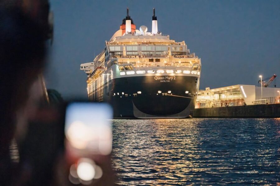 Hamburg: 1.5-Hour Evening Lights Harbour Cruise on a Ship - Why Hamburg Harbor Looks Better After Dark