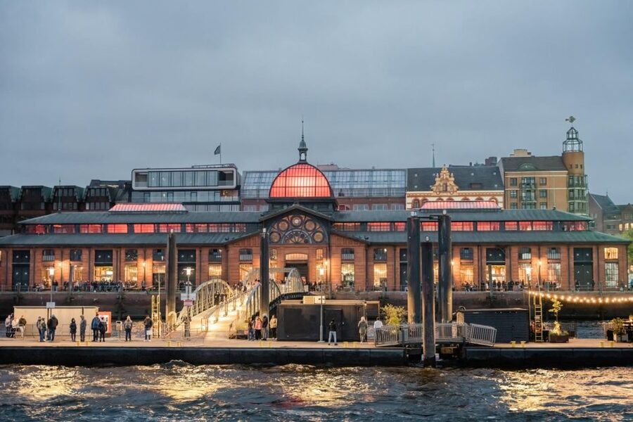 Hamburg: 1.5-Hour Evening Lights Harbour Cruise on a Ship - Bar Service, Snacks, and Cash