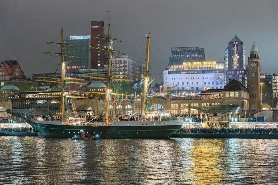 Hamburg: 1.5-Hour Evening Lights Harbour Cruise on a Ship - Best Time to Take the Cruise
