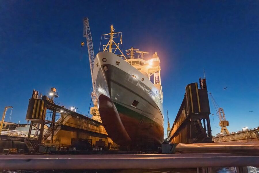 Hamburg: 1.5-Hour Evening Lights Harbour Cruise on a Ship - Meeting at Landungsbrücken Pier 3