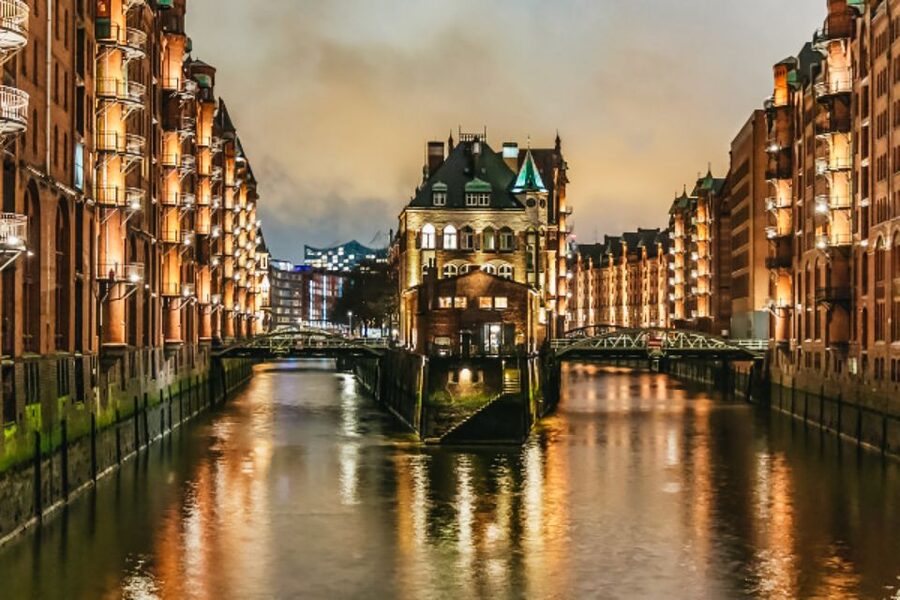 Hamburg: 1.5h Grand Harbor Evening Lights Cruise - Entering Speicherstadt when the water allows