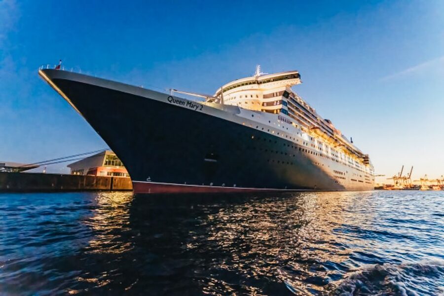 Hamburg: 1.5h Grand Harbor Evening Lights Cruise - The Elbphilharmonie and HafenCity after dark