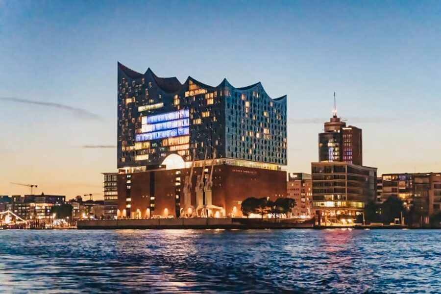 Hamburg: 1.5h Grand Harbor Evening Lights Cruise - From the landing bridges to the working port