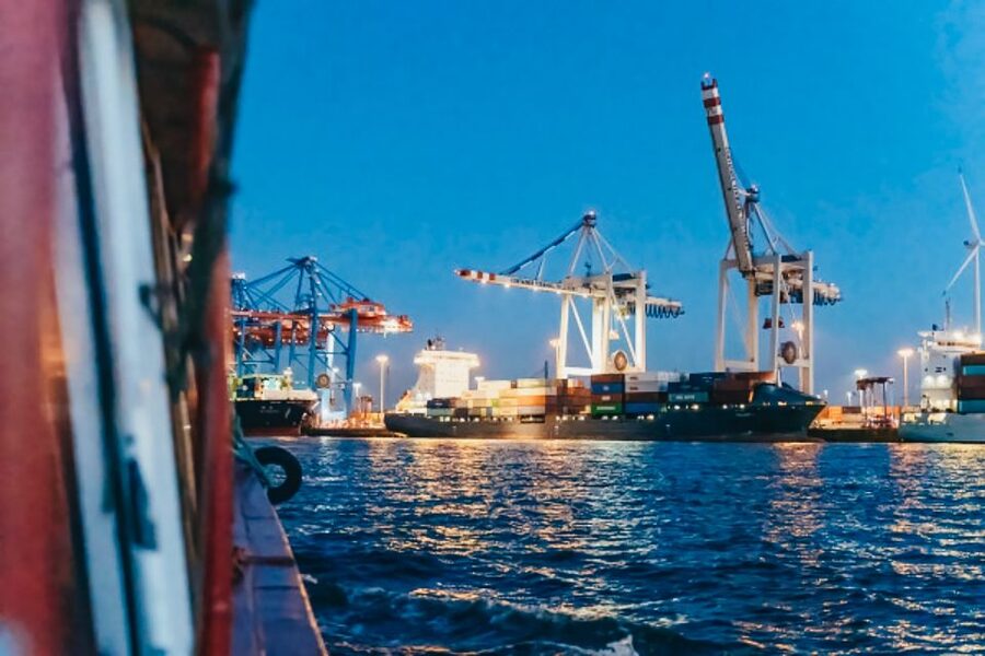 Hamburg: 1.5h Grand Harbor Evening Lights Cruise - German commentary and the role of the skipper