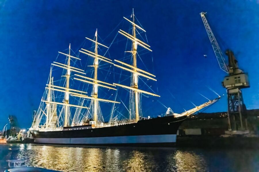 Hamburg: 1.5h Grand Harbor Evening Lights Cruise - Drinks, seating, and comfort on the boat