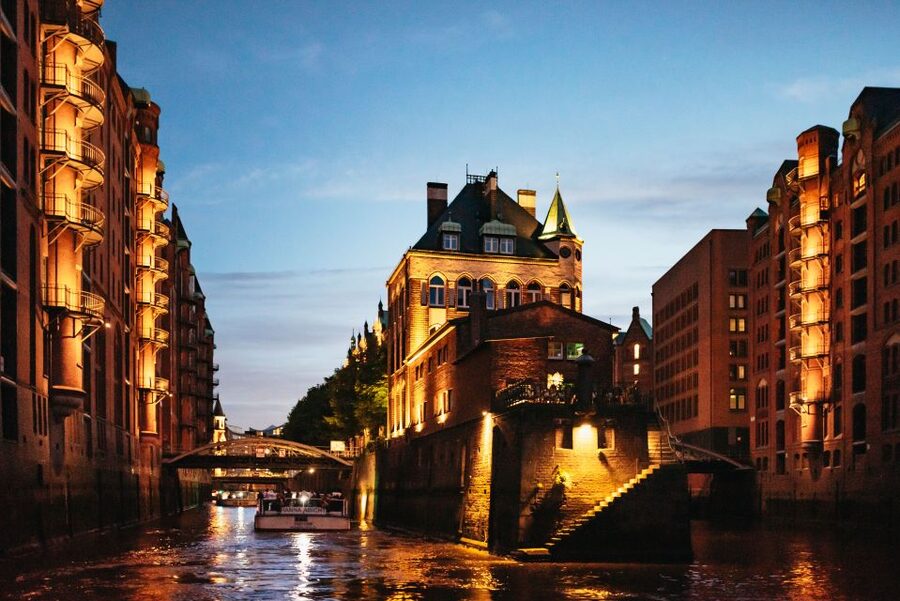 Hamburg: 1-Hour Evening Harbor Lights Cruise - Starting at Brücke 4 beside the Landungsbrücken