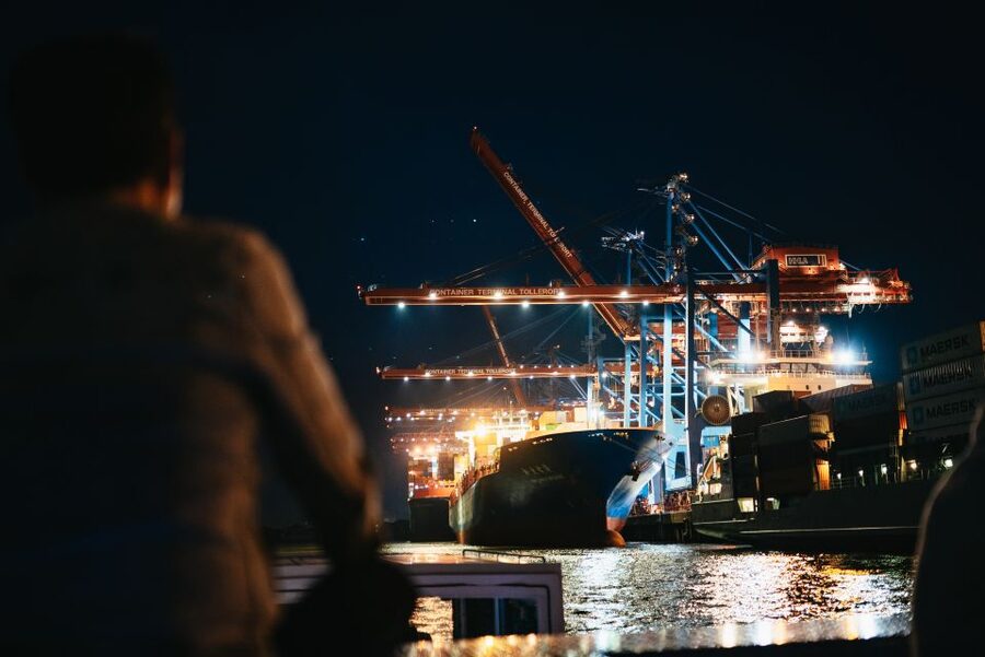 Hamburg: 1-Hour Evening Harbor Lights Cruise - German commentary and the multilingual audio app