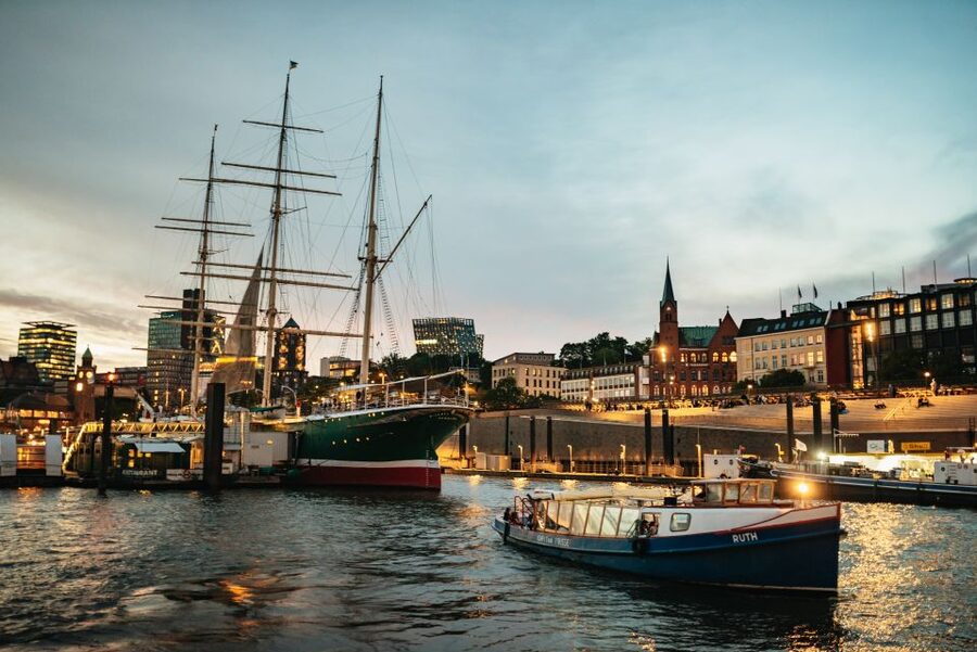 Hamburg: 1-Hour Evening Harbor Lights Cruise - Is $30 a fair price for one hour?