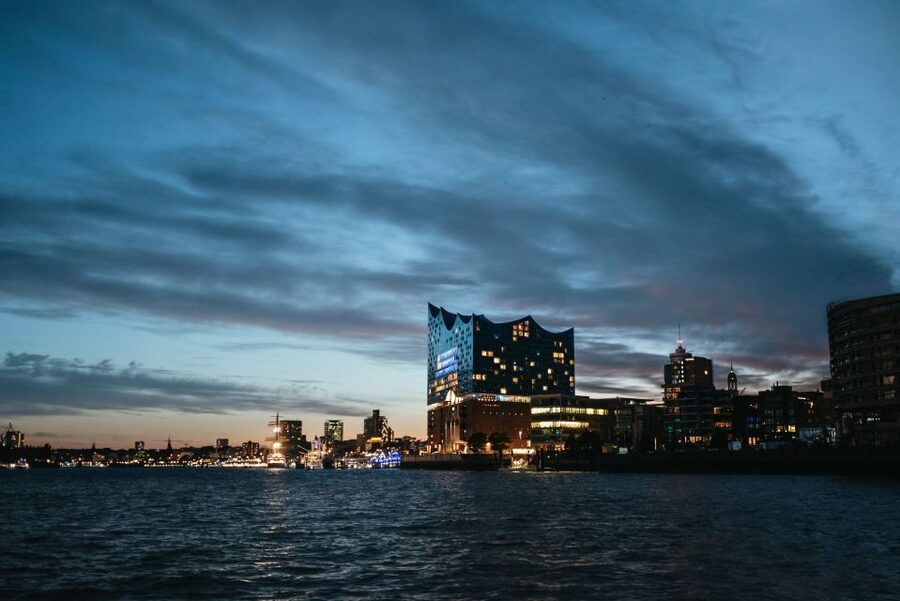 Hamburg: 1-Hour Evening Harbor Lights Cruise - Speicherstadt and the tide-dependent canal route