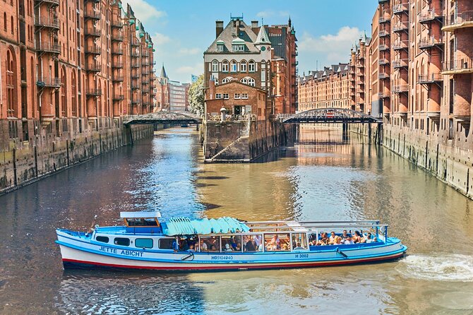 Hamburg: 1-hour harbor tour - Elbe Beach and the softer side of the river