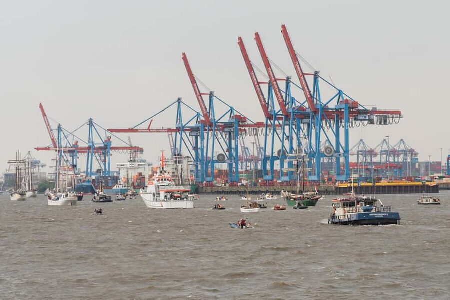 Hamburg: 2-hour harbor tour through the port of Hamburg - German commentary and the onboard atmosphere