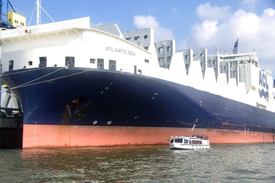 Hamburg: Harbor Cruise - St. Pauli landing bridges and the Blohm and Voss shipyard