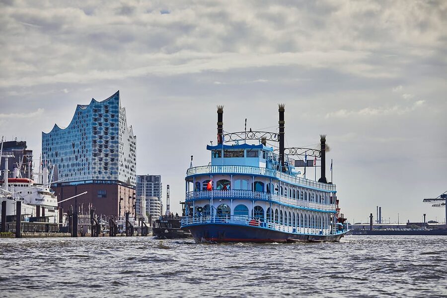 Hamburg: Harbor Cruise and Bus City Hop-On Hop-Off Tour - What the audio guide adds