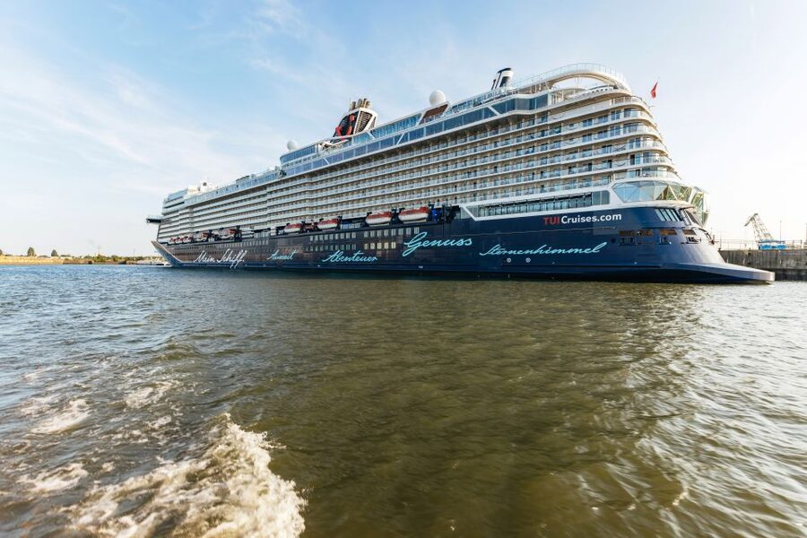 Hamburg: Harbor Cruise with Wine and Cheese - The harbor route: ships, docks, and city landmarks