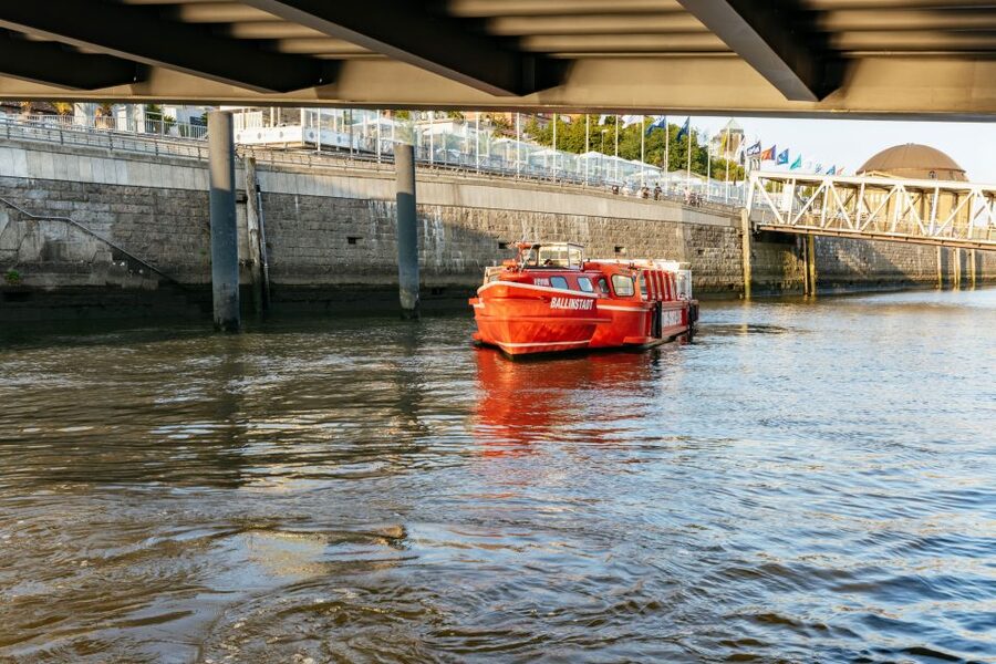 Hamburg: Harbor Cruise with Wine and Cheese - Sunset views and the best time to go