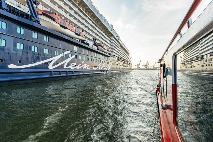 Hamburg: Harbor Cruise with Wine and Cheese - German commentary and what you may miss