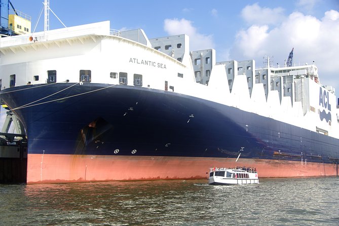 Hamburg harbor tour with a barge - What the live commentary adds