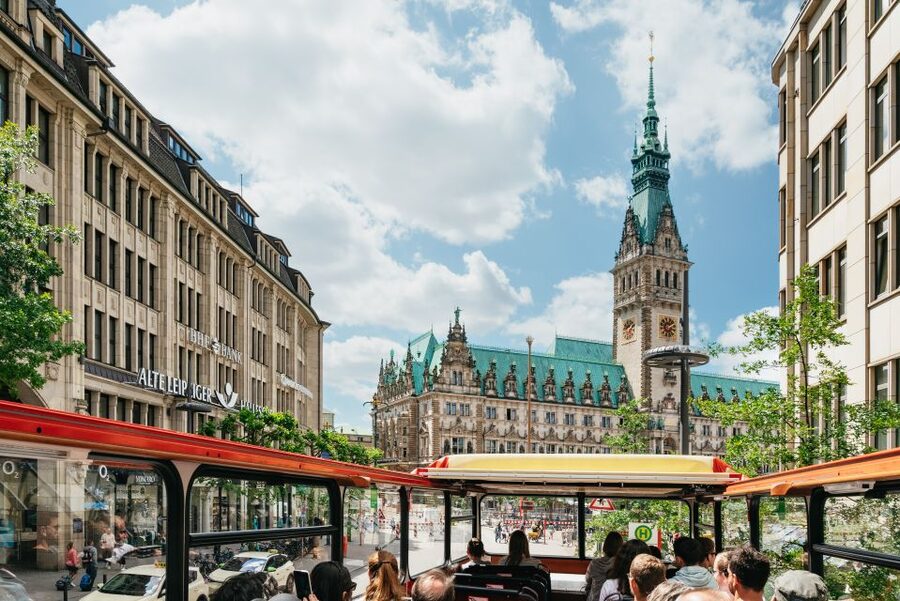 Hamburg: Hop-On Hop-Off Bus with Harbor Cruise - From the Kunsthalle to the Alster