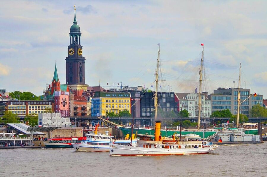 Hamburg: Hop on Hop off city tour and 1 hour harbor tour - Starting at Landungsbrücken Bridge 4