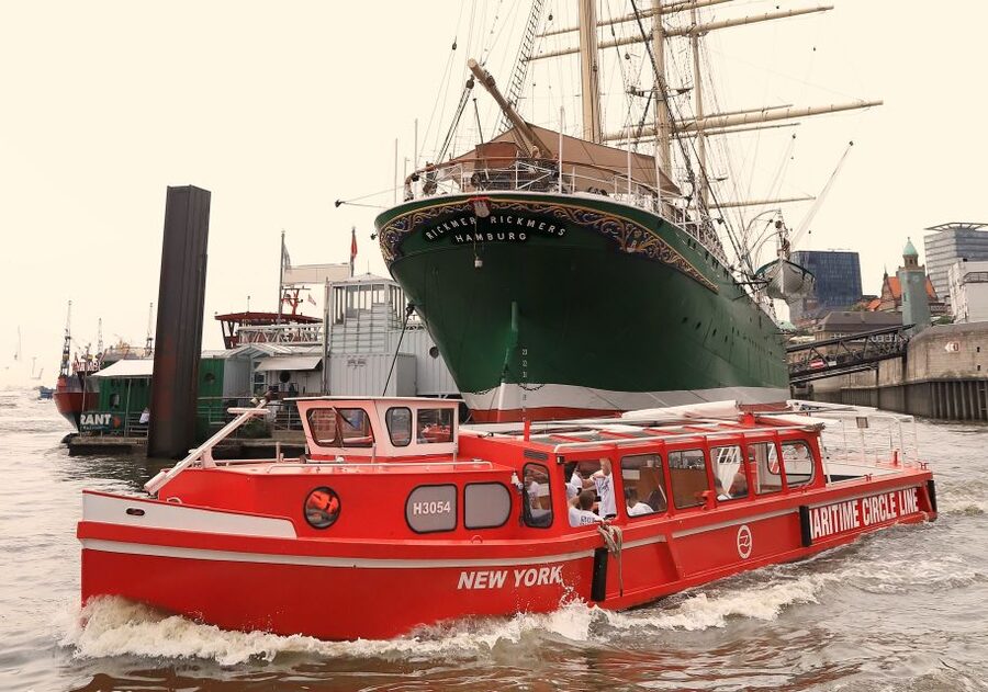 Hamburg: Hop-On Hop-Off Harbor Cruise with Commentary - The 90-minute route through Hamburg’s harbor