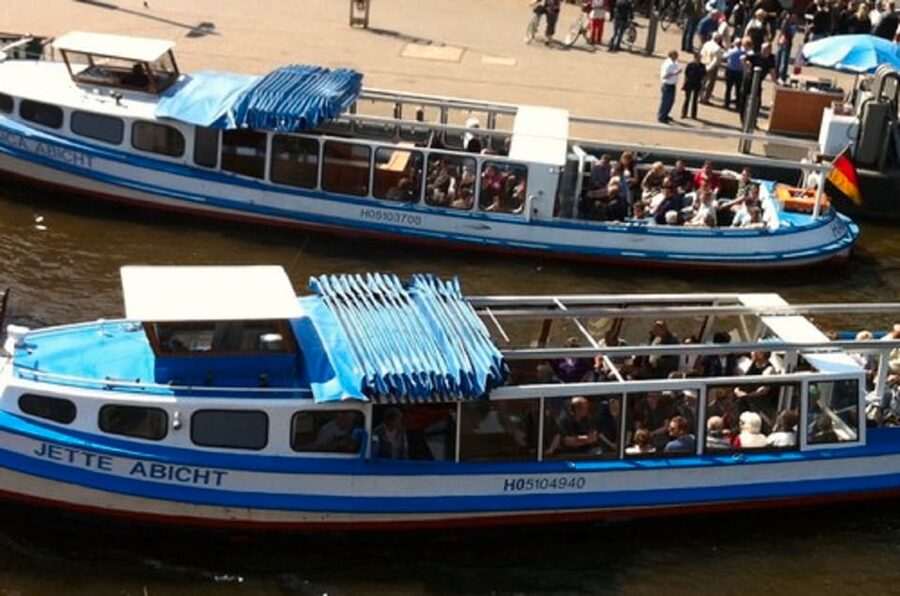 Hamburg: Line C Sightseeing Tour Hop On Hop Off and Harbor Cruise - Landungsbrücken, the natural midpoint