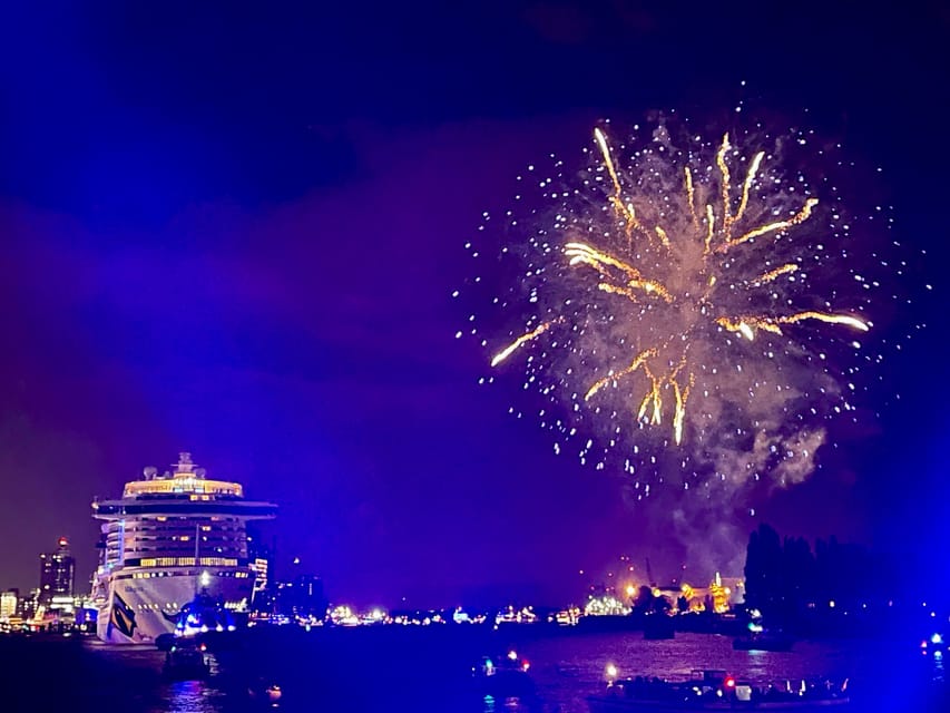 Hamburg: New Years Eve Harbour Cruise - Following the illuminated port for two hours