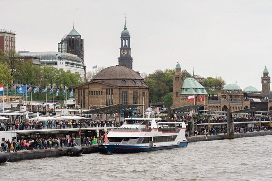 Hamburg: One Hour Traditional Harbor Cruise - Live commentary in German