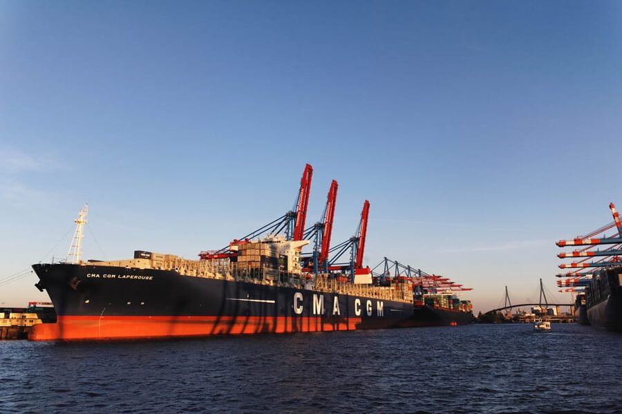 Hamburg: Party Harbor Cruise with Olivia Jones - Music, dancing, and port facts on the Elbe
