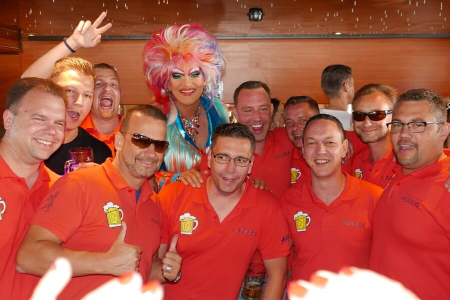 Hamburg: Party Harbor Cruise with Olivia Jones - Landratten-Likör, the included drink