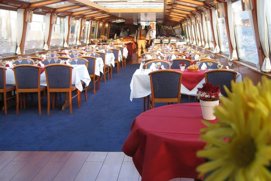 Hamburg: Traditional Harbor Tour with Commentary - Choosing Between the Traditional Launch and Comfort Ship