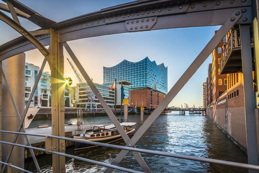 Hamburgs Highlights: Harbor Cruise & Reeperbahn Walking Tour - The red-light district and Herbertstraße