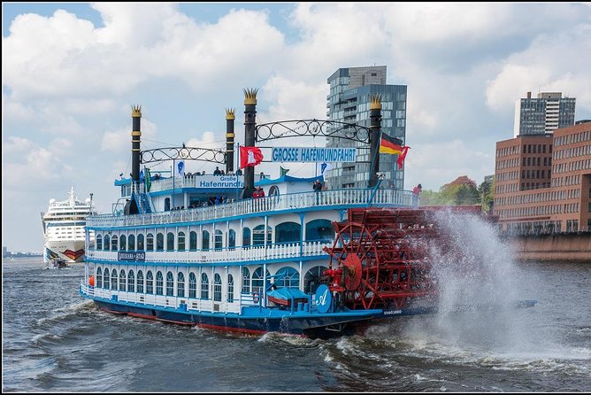 Harbor cruise on the beautiful Elbe - The container port is the main event