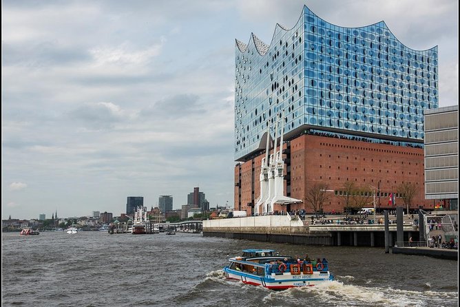 Harbor cruise on the beautiful Elbe - Commentary, the audio app, and the language problem