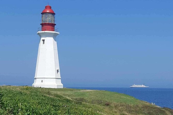 Harbor Highlights: Sydney City Tour - Low Point Lighthouse and the open Atlantic