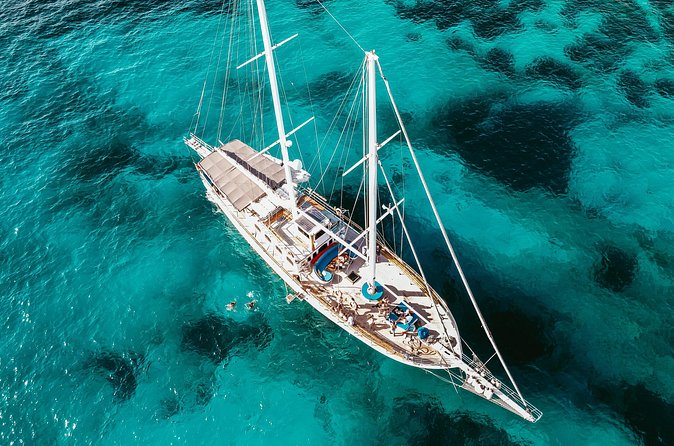 Hera 3 Bay Cruise including the Blue Lagoon - What lunch and the open bar really offer