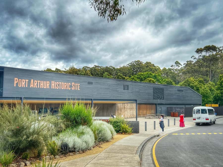 Hobart: Port Arthur, Harbor Cruise and Isle of the Dead Tour - How the guides affect the experience