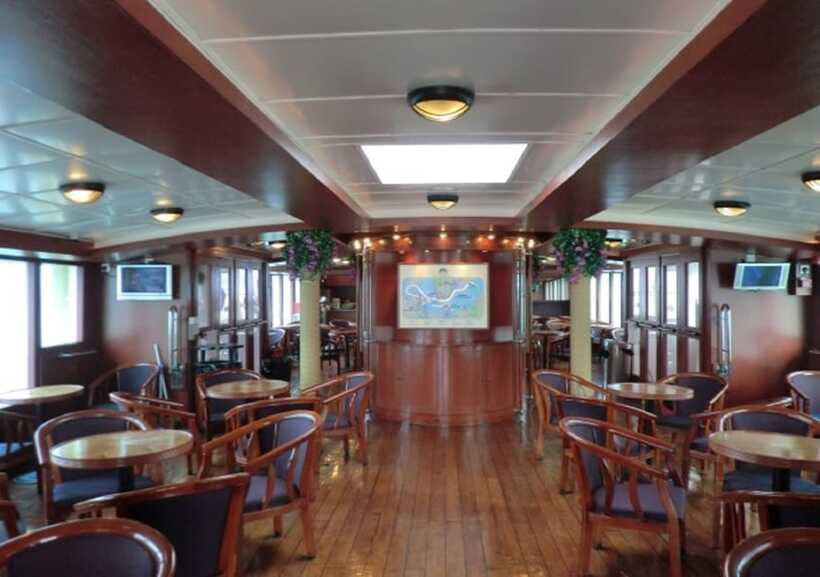 Hong Kong: Star Ferry Victoria Harbour Cruise & Light Show - Accessibility and comfort on the boat
