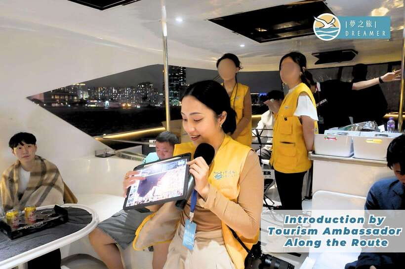 Hong Kong: Victoria Harbour Cruise with Free Camera Photos - Why Victoria Harbour looks best after dark