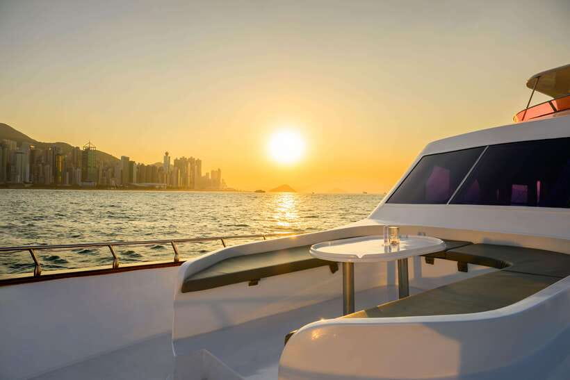 Hong Kong: Victoria Harbour Evening Cruise with Drinks - Boarding the yacht and choosing your seat