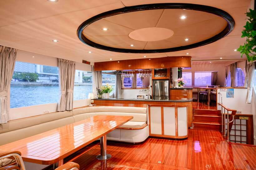 Hong Kong: Victoria Harbour Evening Cruise with Drinks - Drinks, snacks, and the social side