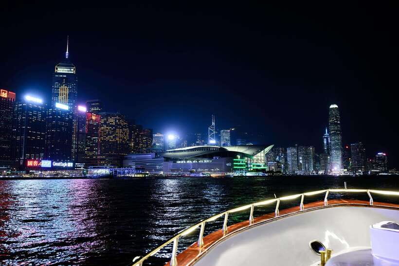 Hong Kong: Victoria Harbour Evening Cruise with Drinks - What the cruise does especially well