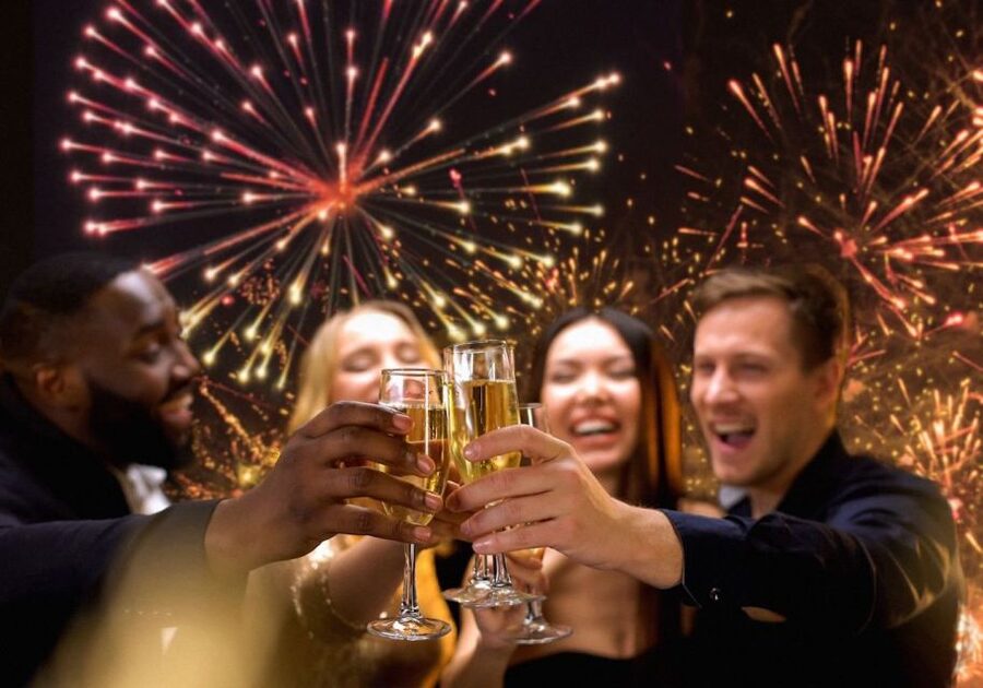 NYC: New Year's Eve Buffet Dinner Fireworks Harbor Cruise - The open bar and sparkling wine toast